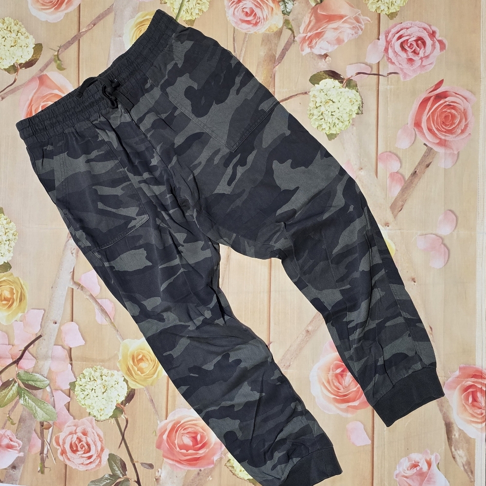 Splendid Green camo joggers